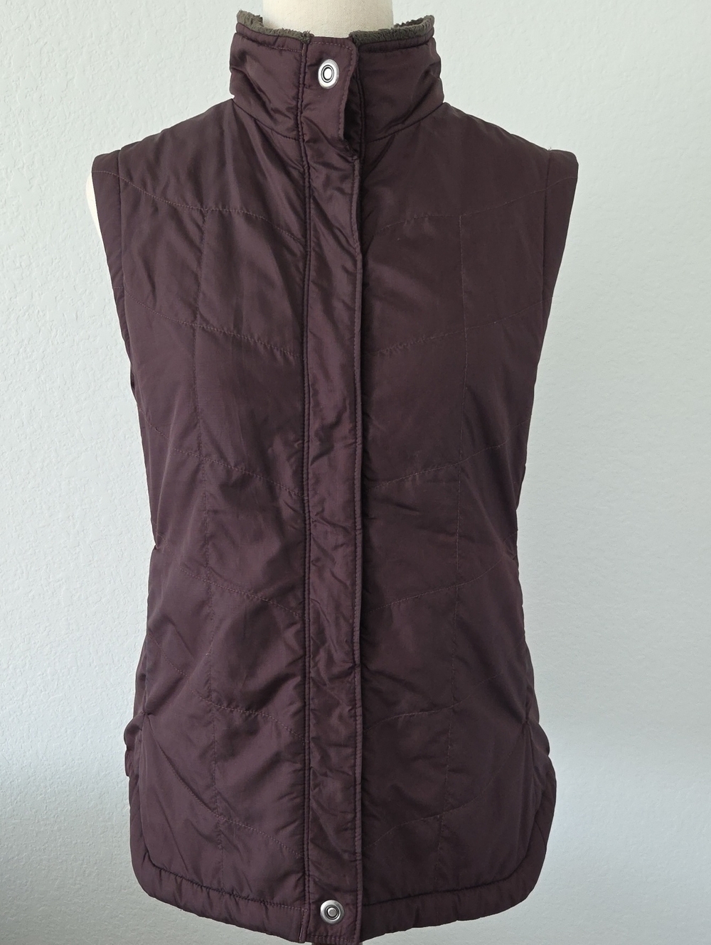 REI Quilted Sleeveless Vest in Deep Plum Large Outdoor Button Up Front, Pockets